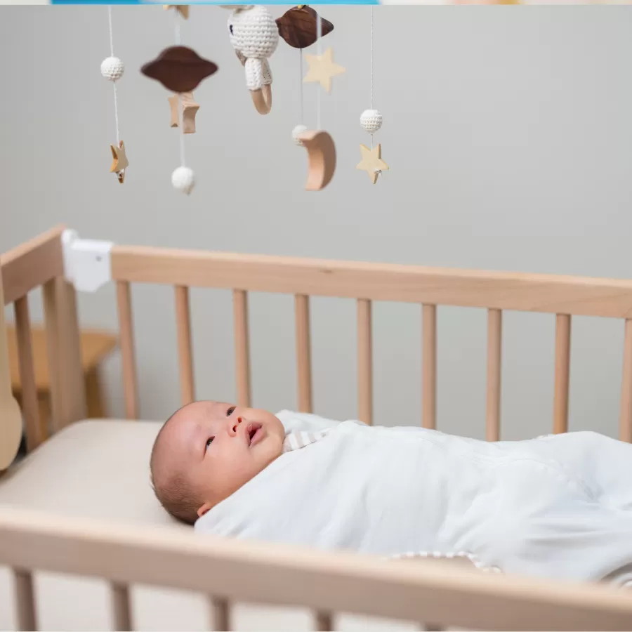 Con cứ vặn mình, gồng đỏ cả mặt, trằn trọc mãi không ngủ. Là sinh lý hay bệnh lý?