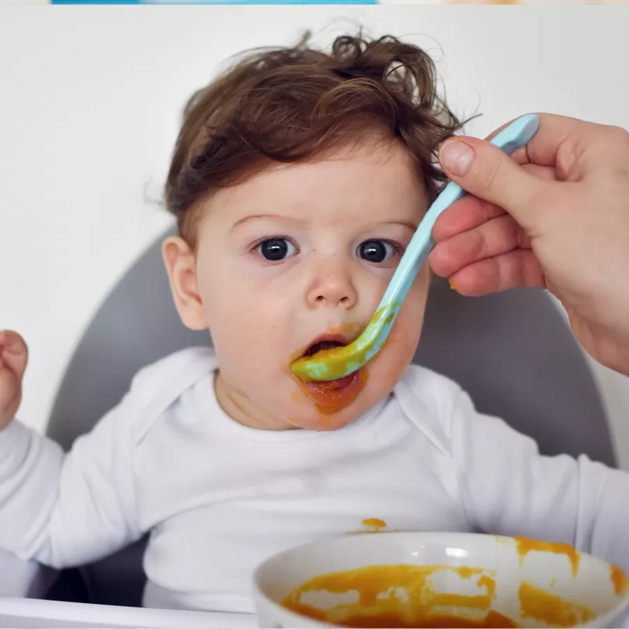 Con ăn lắt nhắt, uống sữa 