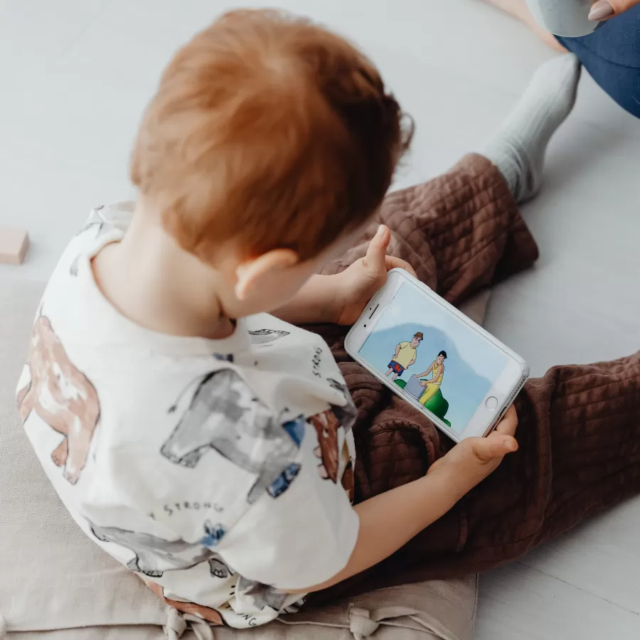 Cho xem điện thoại sớm ảnh hưởng đến con nhiều hơn mẹ nghĩ