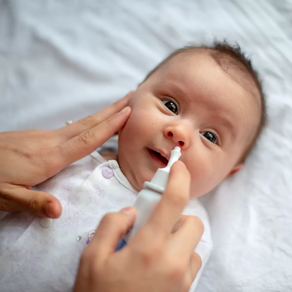 Trẻ dưới 12 tháng tuổi rất non nớt và dễ bị vi khuẩn, virus tấn công. Để con khỏe mạnh và ít ốm, mẹ cần lưu ý những điều này từ khi bé chào đời